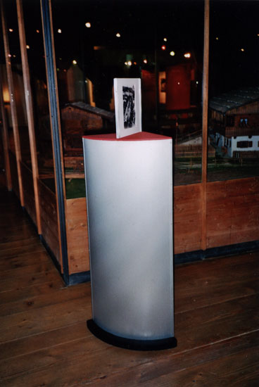 Kleine S&auml;ule als Tisch f&uuml;r ein Foto