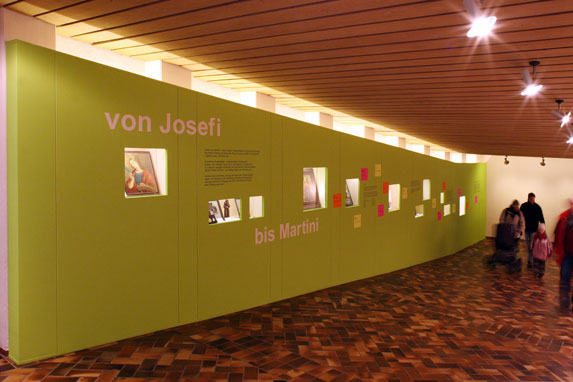 Gr&uuml;ne Stellwand in einem l&auml;nglichen Durchgang
