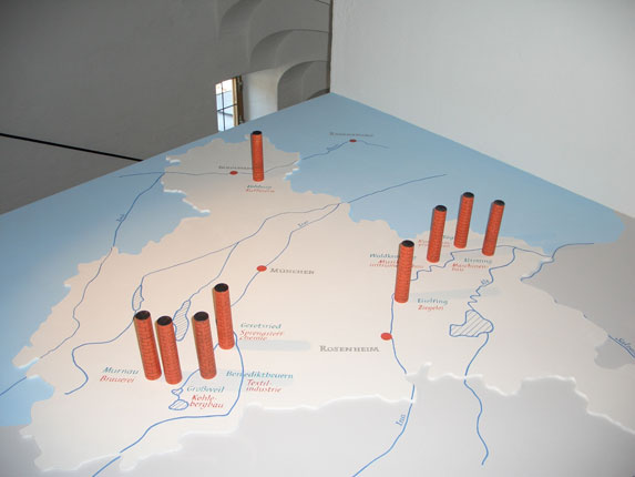 Bemalte Landkarte mit Fabrikt&uuml;rmen