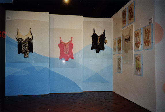 Stellwand mit altmodischen Badeanz&uuml;gen und Werbeplakaten
